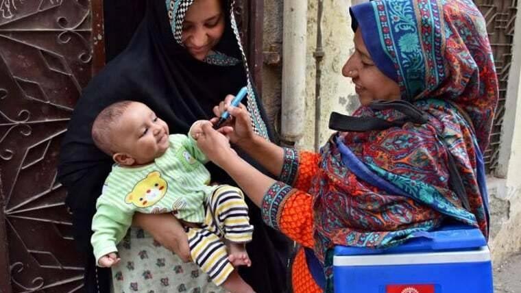 ملک بھر میں انسدادِ پولیو مہم کا آغاز، کروڑوں بچوں کو قطرے پلانے کا ہدف