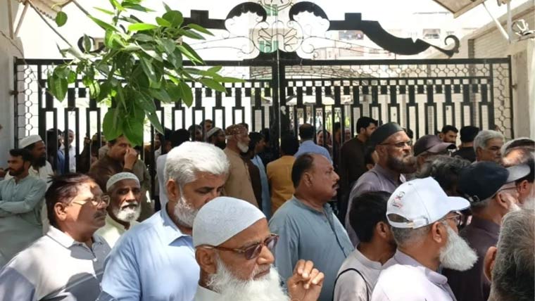 کے ایم سی ملازمین کا پینشن کی عدم ادائیگی کیخلاف سندھ سیکرٹریٹ پر احتجاج