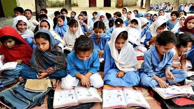 خیبر پختونخوا حکومت کا  سرکاری سکولوں کو آؤٹ سورس کرنے کا فیصلہ
