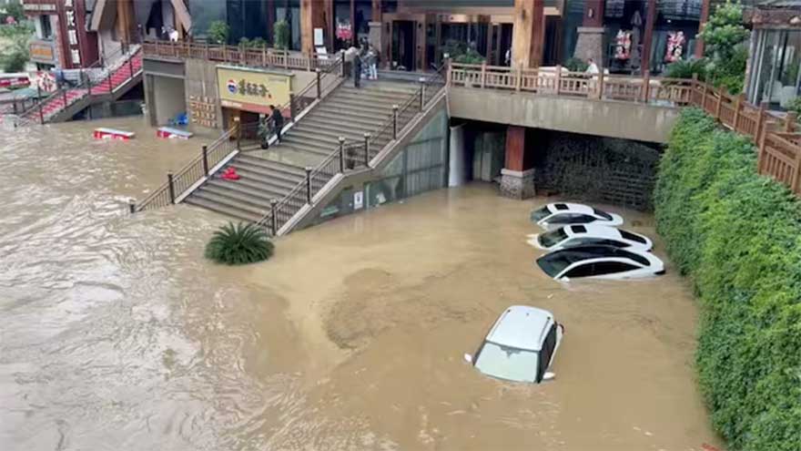 Chinese personnel swim, use boats to evacuate people in flood-hit areas