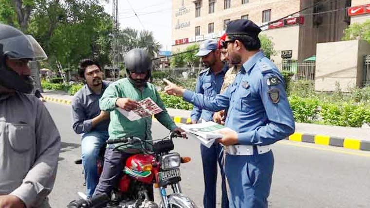 لاہور میں چالان ٹارگٹ پورا کرنے کیلئے ٹریفک پولیس کا انوکھا اقدام