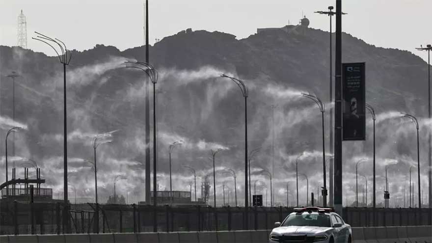 With ice cream and giant fans, hajj pilgrims battle searing heat