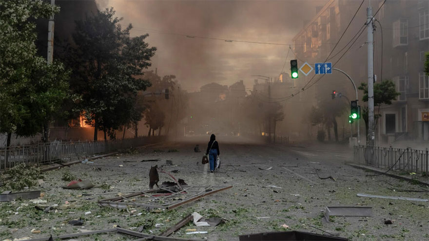 Russia threatens more strikes on Kyiv, urges foreigners to leave city
