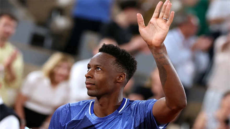 Valiant Monfils loses in first round on Roland Garros farewell