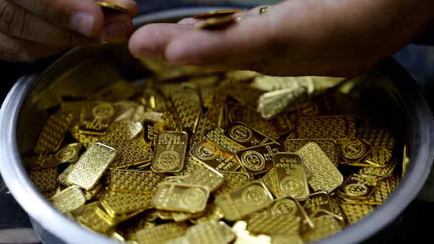 Gold edges lower as traders gauge fragile US-Iran truce