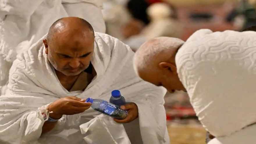 Pilgrims collect pebbles in Muzdalifah Rami for Al-Jamarat
