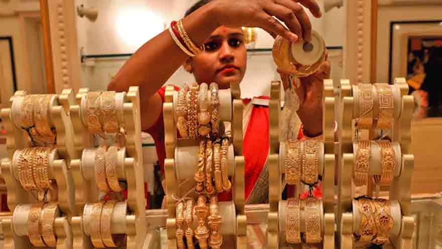 Gold slips before US payrolls data, set for second weekly loss