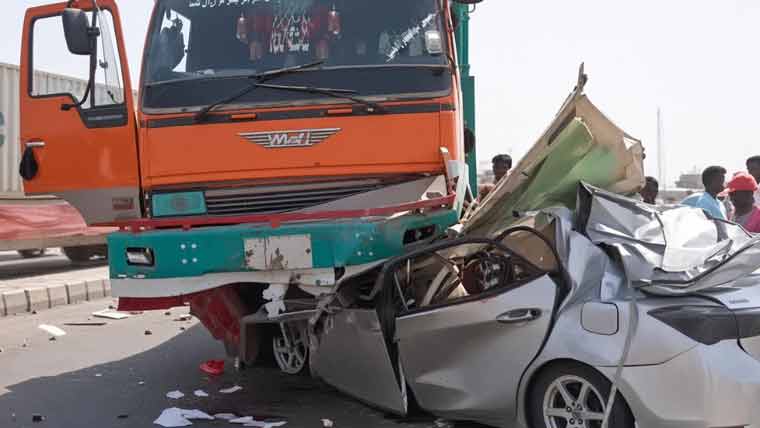 دولت پور میں قومی شاہراہ پر کار اور آئل ٹینکر میں خوفناک تصادم، 5 افراد جاں بحق