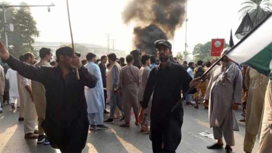 Traders stage protest against KP govt for 'ignoring' public issues