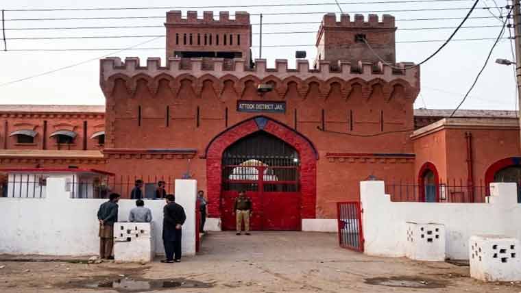  سپرنٹنڈنٹ جیل اٹک رشوت لفافے سمیت رنگے ہاتھوں گرفتار