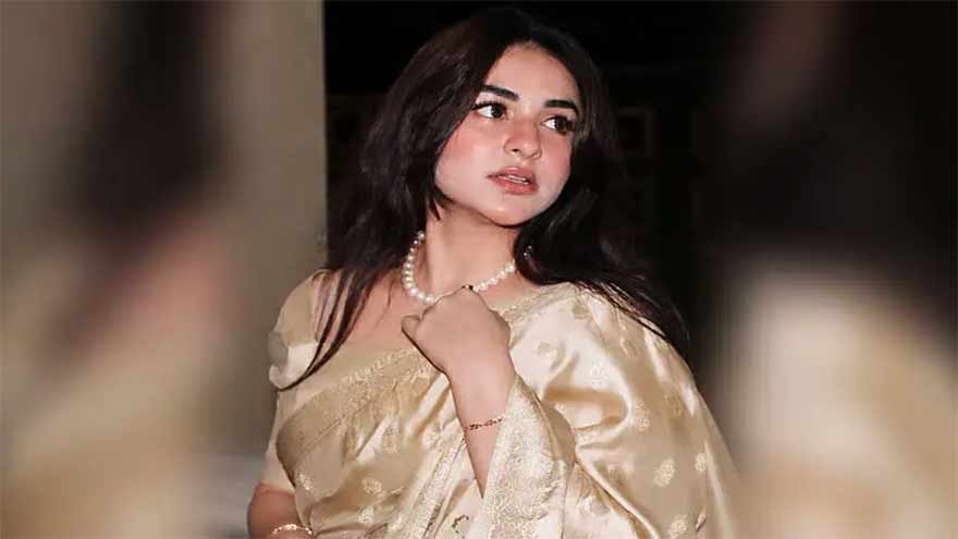 Yumna Zaidi breaks down in tears while leaving home for work