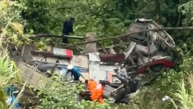 نیپال میں سکول بس حادثے کا شکار، 4 طلبہ سمیت 5 افراد ہلاک، 14 زخمی