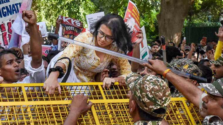 دہلی میں کاکروچ پارٹی کا احتجاج، 250 ٹرینیں منسوخ، 57 میٹرو سٹیشنز بند