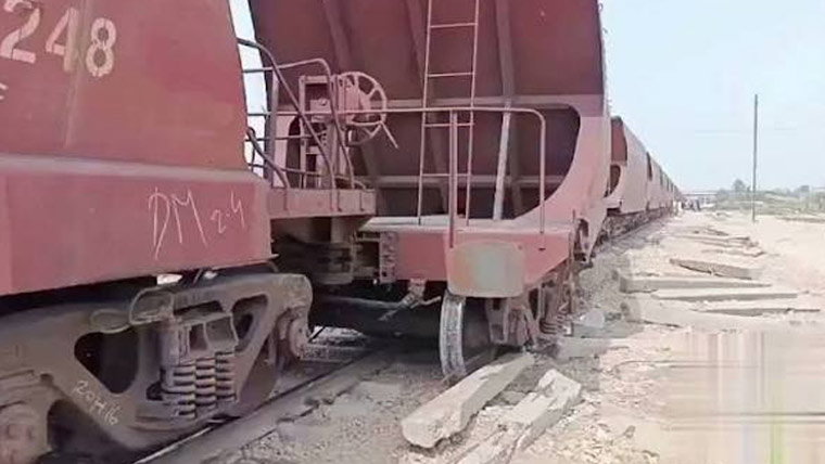 نواب شاہ میں مال بردار ٹرین کی بوگی پٹری سے اتر گئی
