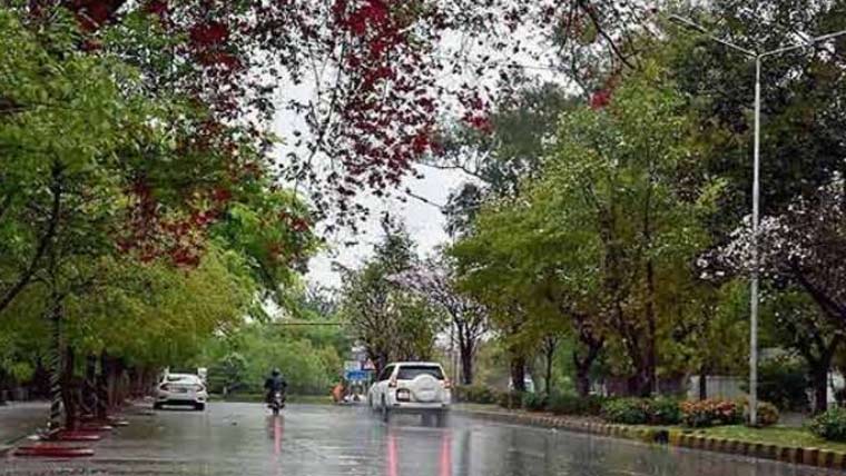 لاہور میں ہلکی بارش اور ٹھنڈی ہواؤں سے موسم خوشگوار ہو گیا