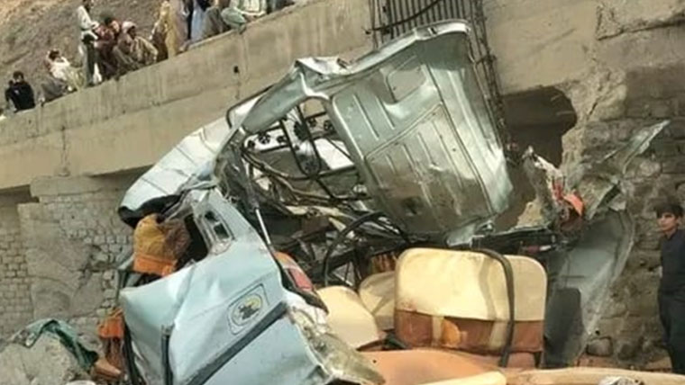 بلوچستان: دو ٹریفک حادثات،13 افراد جاں بحق، ہسپتال منتقلی کیلئے چندہ مہم