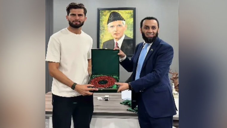 وفاقی وزیر عطاء تارڑ سے قومی ون ڈے کپتان شاہین آفریدی کی ملاقات