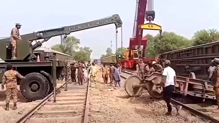 ملتان ٹرین حادثہ، ڈاؤن ٹریک بحال، ٹرینوں کی آمد و رفت شروع