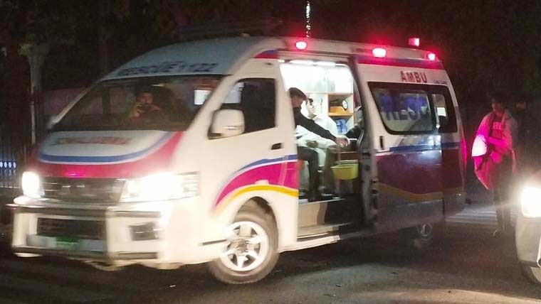 لاہور: تیز رفتار ٹرالر تلے کچلے جانے سے کار سوار خاتون، بچہ اور ڈرائیور جاں بحق