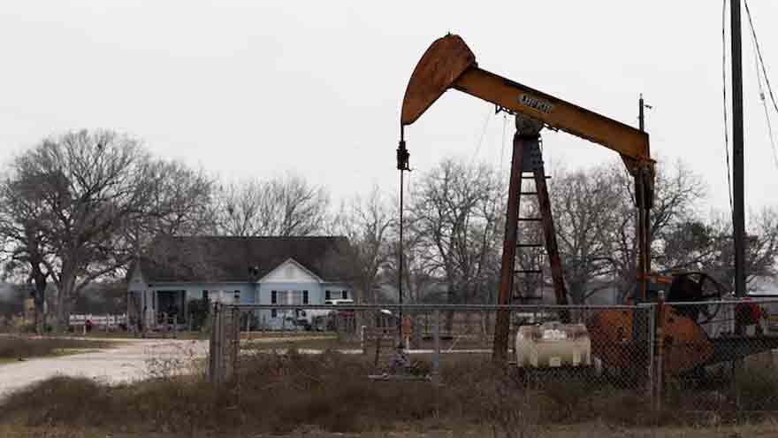 Oil prices retreat as investors weigh supply outlook, Middle East tensions