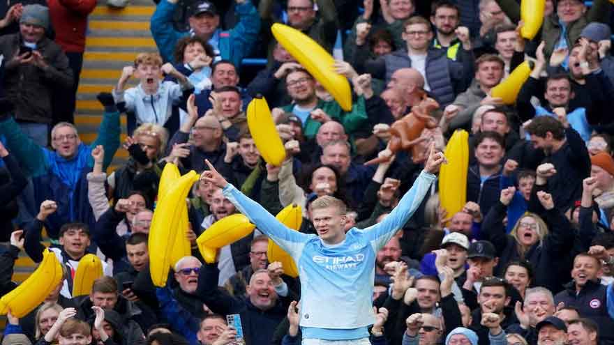 Neto double fires Chelsea past Everton but Martinez head injury mars win