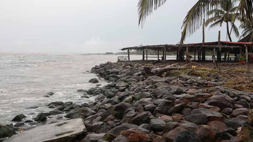 Hurricane Trudy lashes Mexico's Pacific coast, but is set to weaken tonight
