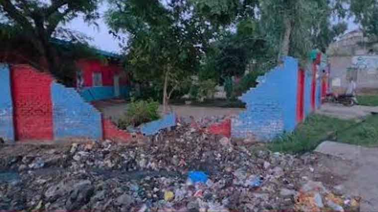 پاکپتن: ٹوٹی پلی اور گندے پانی کے باعث طالبات کو اسکول جانے میں مشکلات