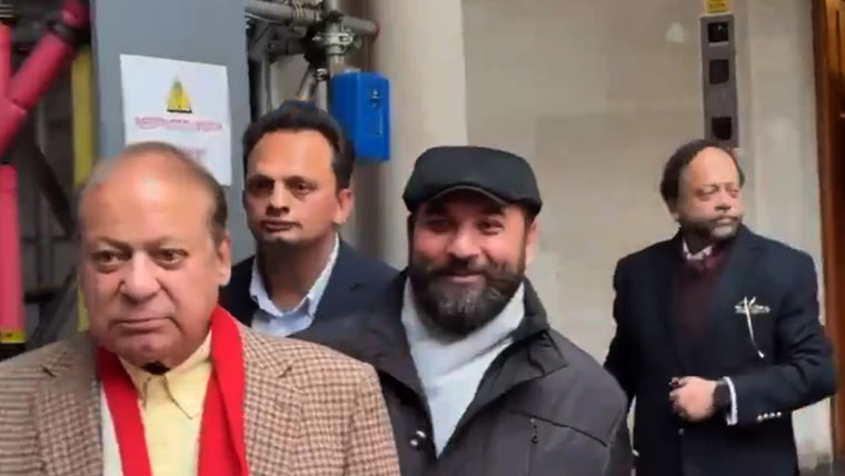 نواز شریف کی ایون فیلڈ سے روانگی، کارکنوں کے ساتھ تصویریں بھی بنوائیں