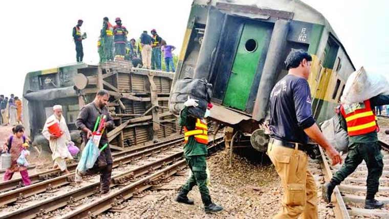  رحمان بابا ایکسپریس حادثے میں جاں بحق افراد کی تعداد 7 ہوگئی
