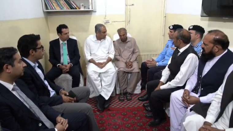 وزیر داخلہ کی لائبہ کے گھر آمد، والد سے اظہار ہمدری، لوٹی گئی رقم حوالے کی