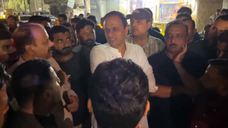 میئر کراچی کا رات گئے شہر میں جاری ترقیاتی کاموں کا دورہ