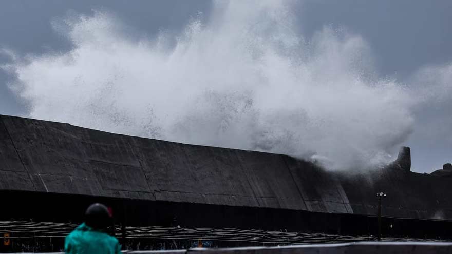 Taiwan shuts down ahead of Typhoon Champi, hundreds of flights cancelled