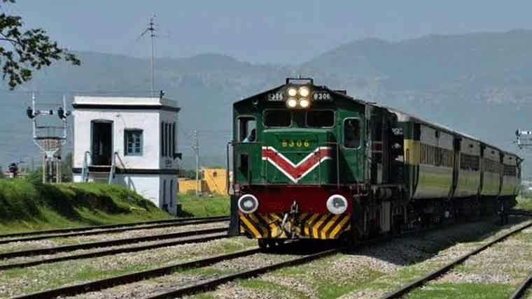 ملتان میں ٹرین کی ٹکر سے دو افراد جاں بحق، لاشیں مقامی ہسپتال منتقل