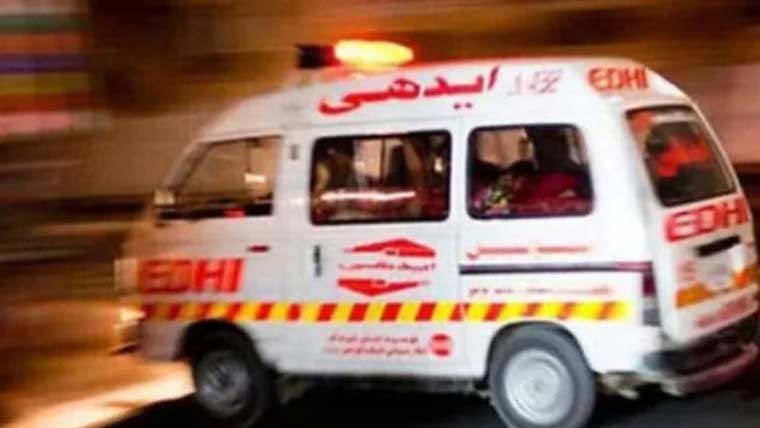 کراچی: ٹرالر کی ٹکر سے موٹرسائیکل سوار جاں بحق، خاتون زخمی، مشتعل افراد نے ٹرالر جلا دیا