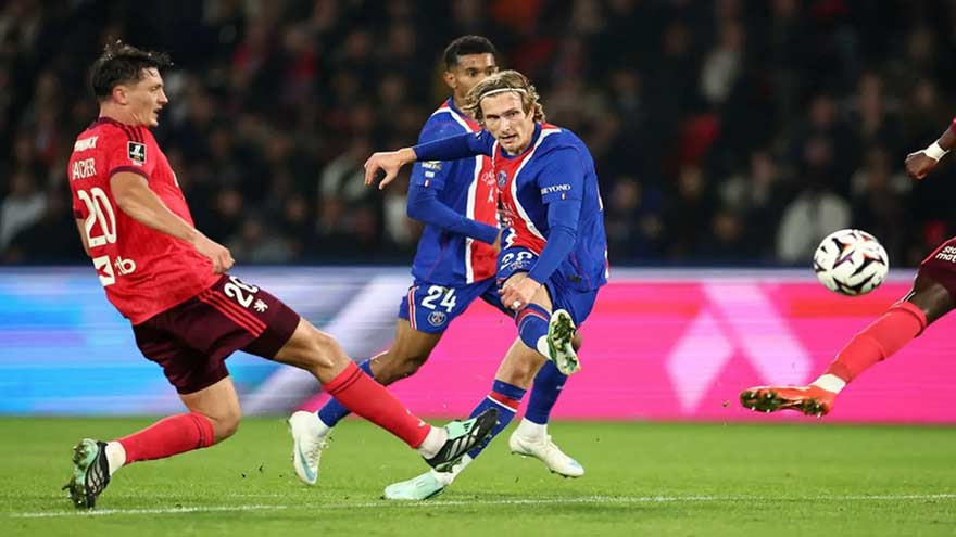 Godts stars as PSG beat Lyon to go top of Ligue 1