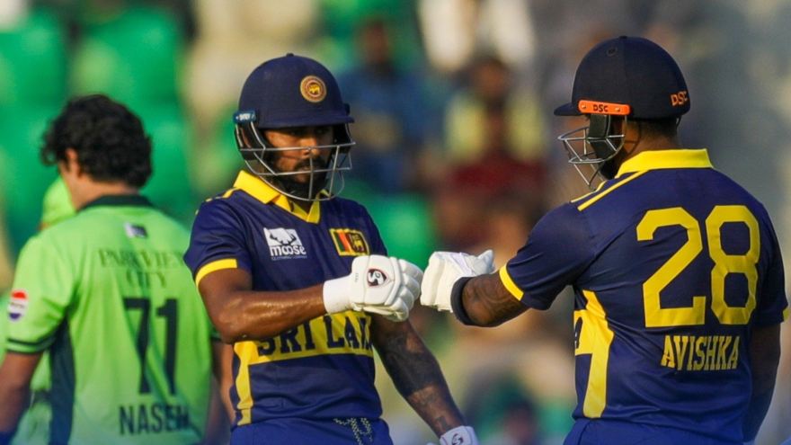 Sri Lanka crush Pakistan by 8 wickets to reach tri-series final
