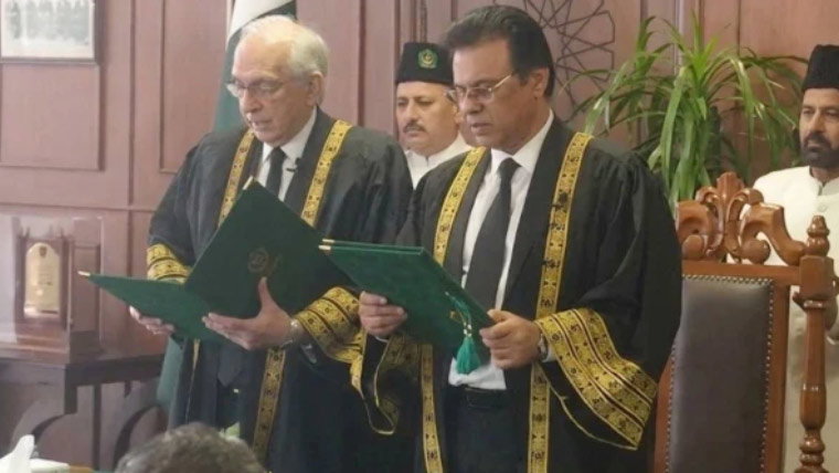جسٹس منیب اختر نے قائم مقام چیف جسٹس سپریم کورٹ کا حلف اٹھا لیا