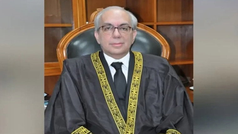 جسٹس منیب اختر نے قائم مقام چیف جسٹس سپریم کورٹ کا حلف اٹھا لیا