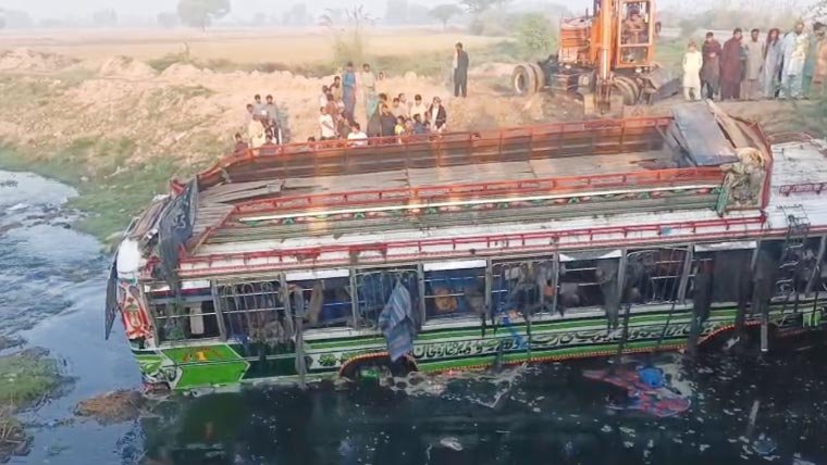 حافظ آباد: مسافر بس سیم نالے میں گر گئی، 5 افراد جاں بحق، 40 زخمی