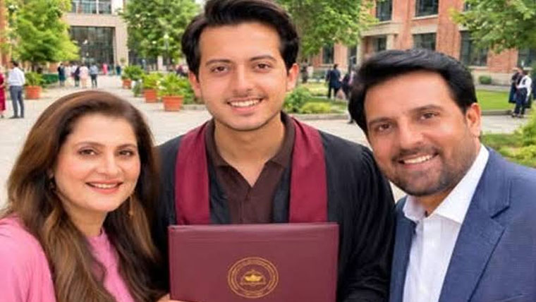 بیٹے کی گریجویشن جان ریمبو کیلئے زندگی کا سب سے بڑا ایوارڈ بن گئی