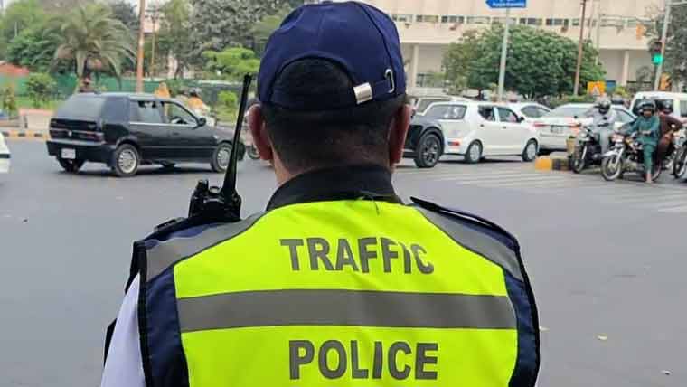 لاہور میں ٹریفک وارڈن کی غلطی نوجوان کی جان لے گئی