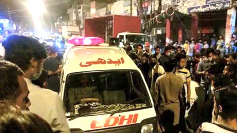 شہر قائد میں گھر کی چھت گرنے سے خاتون جاں بحق، بچہ شدید زخمی