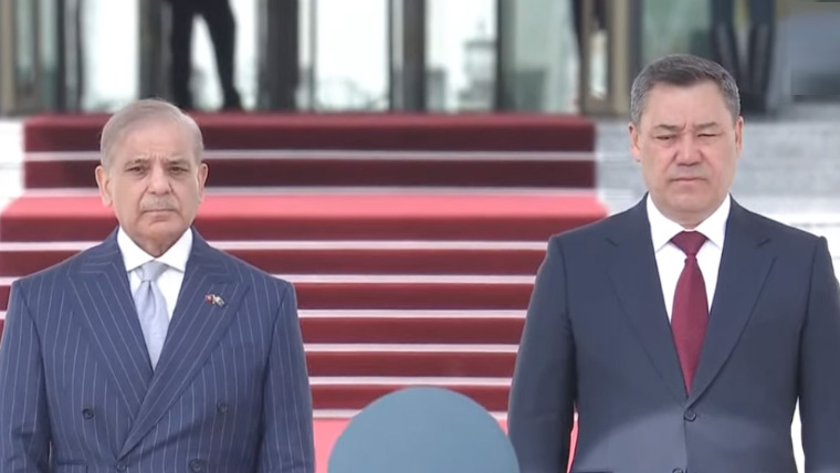 وزیراعظم شہباز شریف کی بشکیک میں صدارتی محل آمد، گارڈ آف آنر پیش