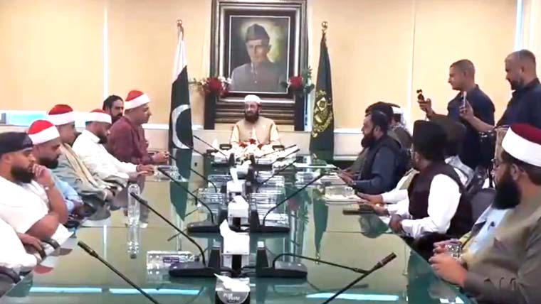 عالمی شہرت یافتہ مصری قرّاء کرام پاکستان پہنچ گئے، وفاقی وزیر مذہبی امور کا خیر مقدم