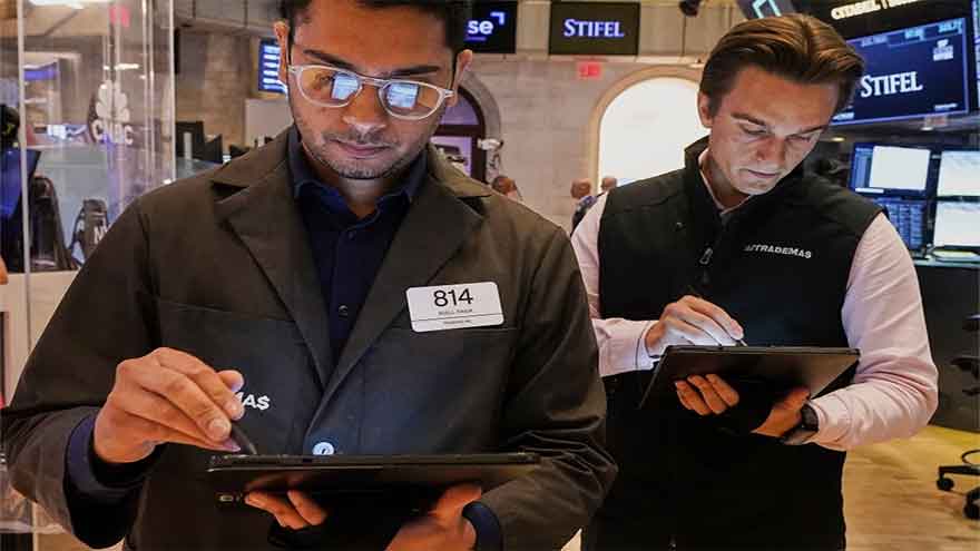 US stocks open higher while oil prices continue to climb