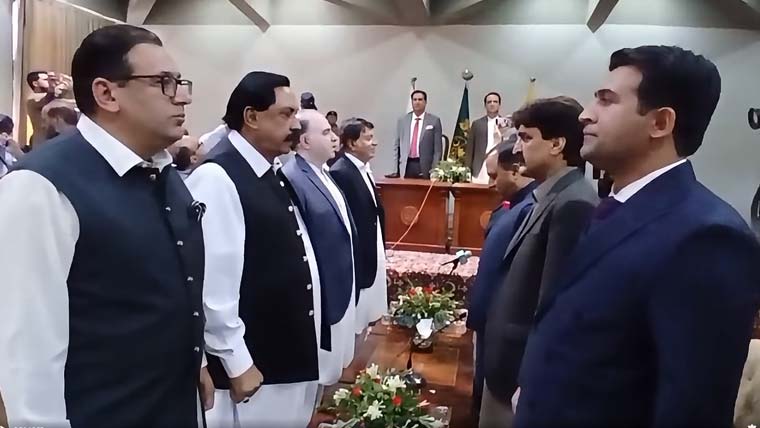 آزاد جموں و کشمیر کی 8 رکنی کابینہ نے حلف اٹھا لیا