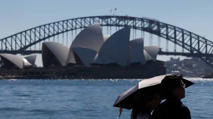 Sydney sweats in spring hot spell, faces 'extreme' bushfire risk