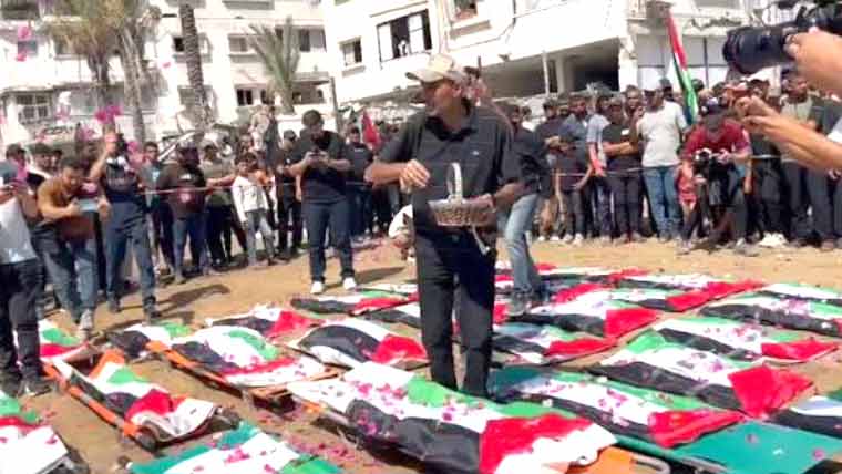 غزہ میں 70 بچوں سمیت 100 فلسطینی شہدا کی اجتماعی نماز جنازہ ادا، سپرد خاک