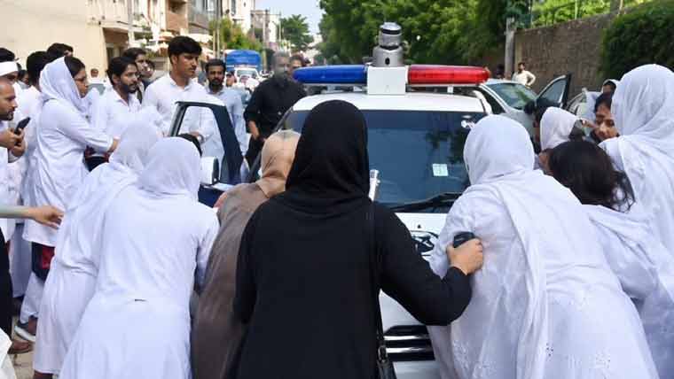 نرسنگ کالج  پشاور میں طلبہ پر پولیس کے مبینہ تشدد، ڈی ایس پی، ایس ایچ او معطل