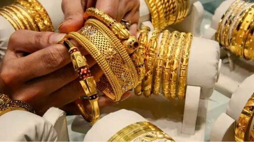 Gold prices fall by Rs600 per tola